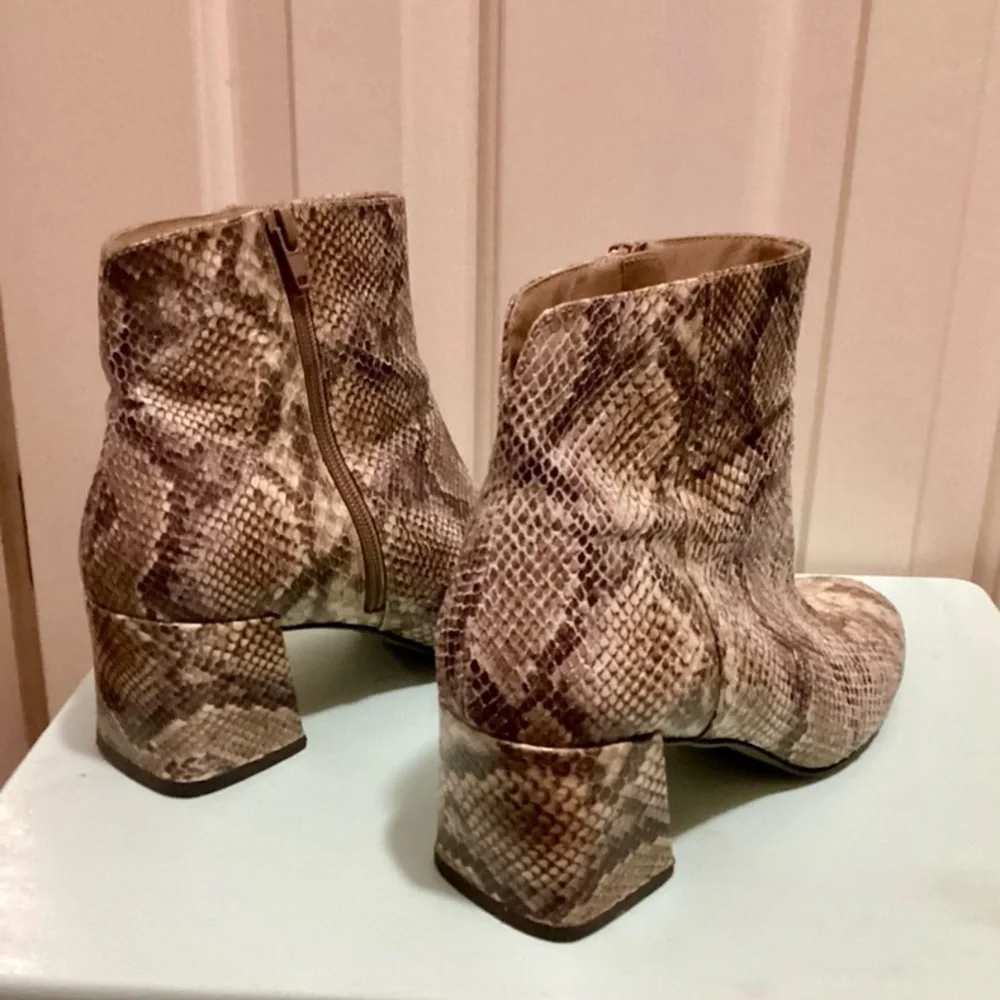 Chinese Laundry Women’s Size 9 Block Heel Snake Skin Daria Ankle Booties EUC
